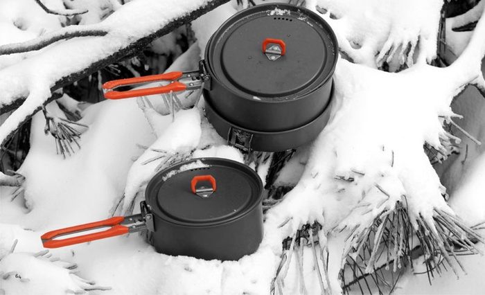 FM Feast 3 Orange tableware set for 2-3 people.