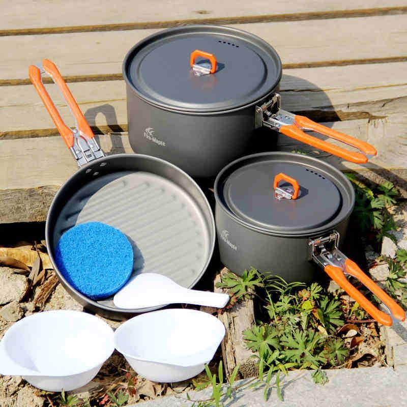 FM Feast 3 Orange tableware set for 2-3 people.